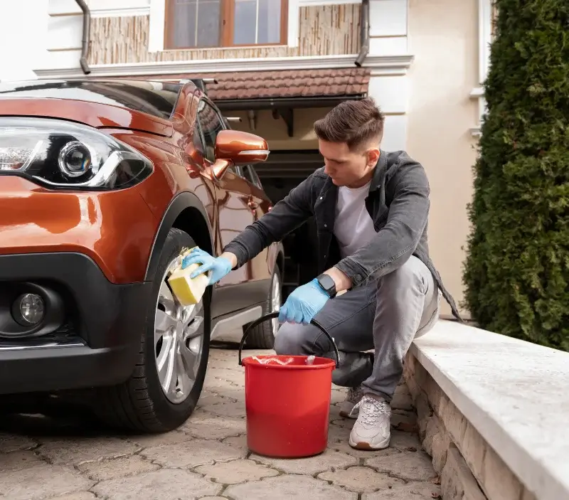 Lavage auto à domicile Moulès-et-Baucels : professionnel intervenant sur un véhicule